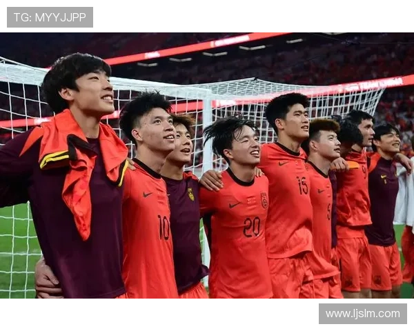 国足主帅临场妙招助队逆转晋级亚洲杯淘汰赛全场球迷激情欢呼庆祝胜利