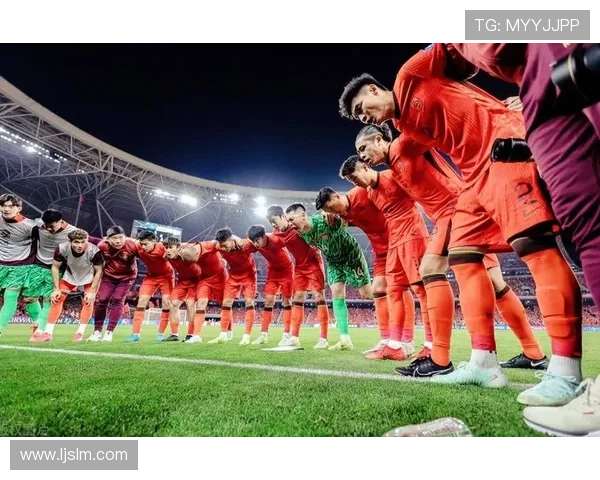国足逆转战胜劲旅全场鏖战九十分钟上演惊心动魄的胜利时刻